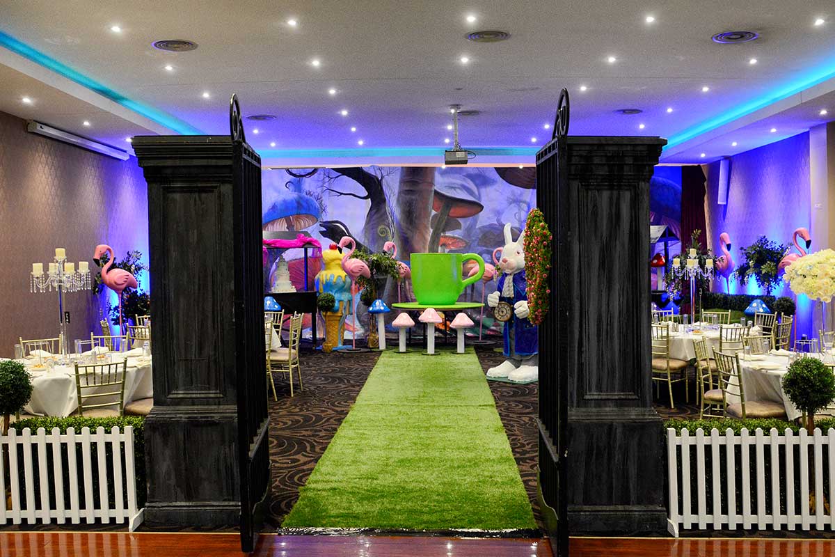 Alice in Wonderland Theme Parties and Props